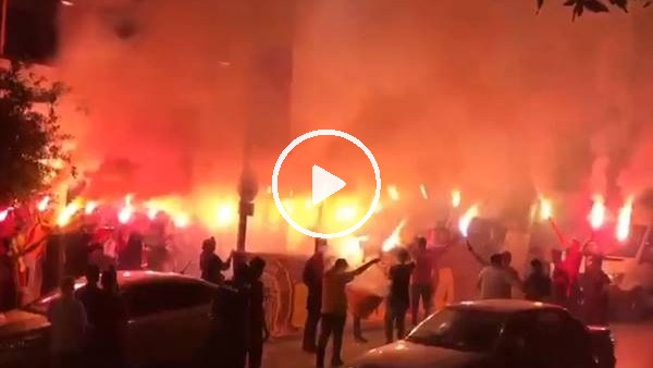 Galatasaray taraftarından muhteşem şampiyonluk kutlaması