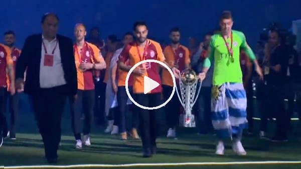 Galatasaraylı futbolcular kupayla şampiyonluk turu attı