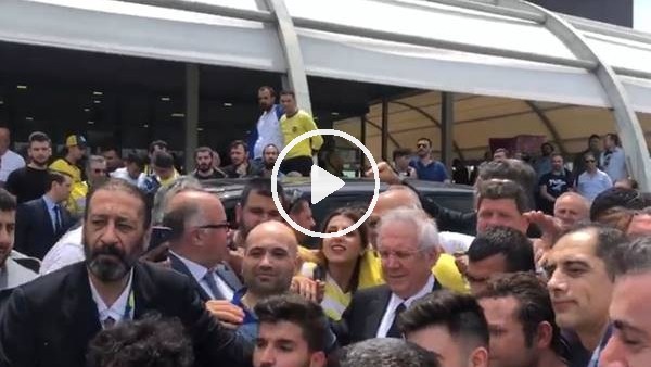Aziz Yıldırım, Fenerbahçe taraftarıyla fotoğraf çektirdi