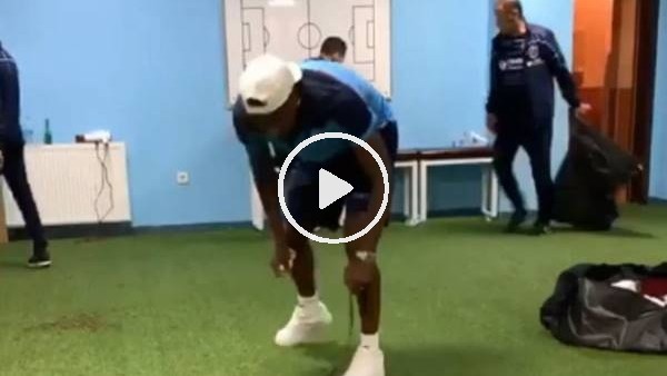 Trabzonsporlu futbolcular maç sonu Rizespor soyunma odasını temizledi
