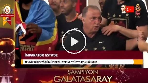 Galalatasaraylı futbolcular  Fatih Terim'in basın toplantısını bastı