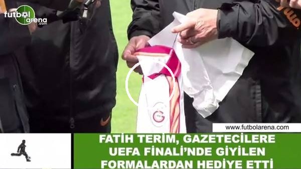 Fatih Terim, gazeticilere UEFA Finali'nde giyilen formaladan hediye etti