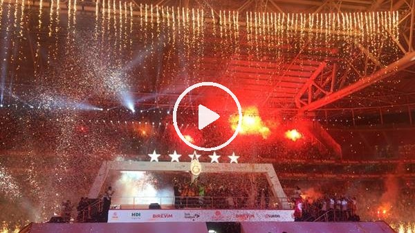 Galatasaraylı futbolcular şampiyonluk kupasını kaldırdı
