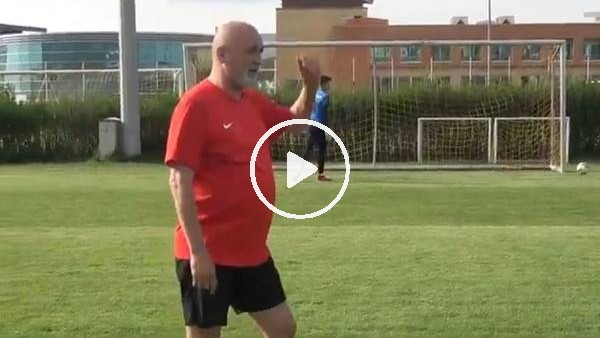 Hikmet Karaman, Asamoah Gyan ve Mensah'ın şut çalışması