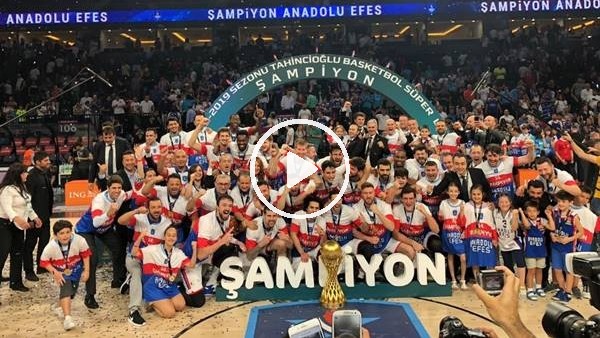 Anadolu Efes şampiynluk kupasını kaldırdı