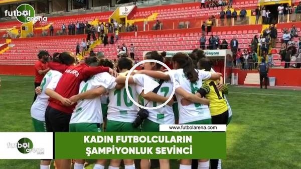 Kadın futbolcuların şampiyonluk sevinci