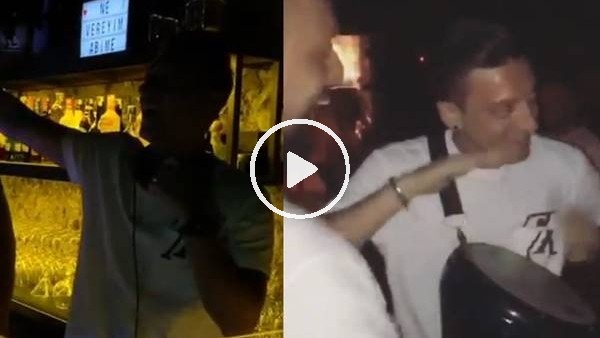 Mesut Özil hem DJ oldu, hem darbuka çaldı...