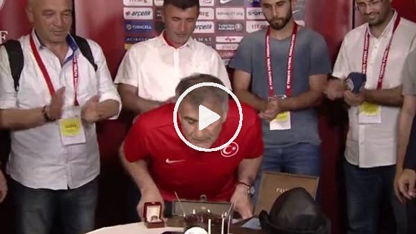 Şenol Güneş'e canlı yayında doğum günü sürpizi