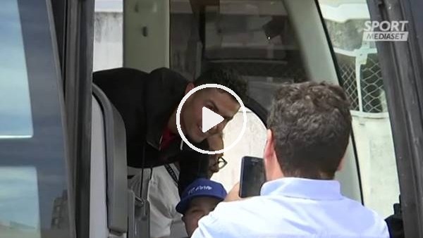 Ronaldo fotoğraf çektirmek isteyen lösemili hasta için otobüsü durdurdu