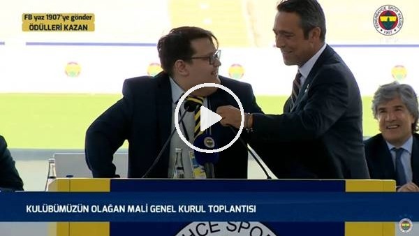 Ali Koç, Oktay Uludoğan'ın mikrofonunu düzeltti