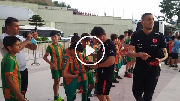 Milli Takım oyuncularını bekleyen çocukları bazı futbolcular pas geçerken Emre Belözoğlu hepsiyle yakından ilgilendi