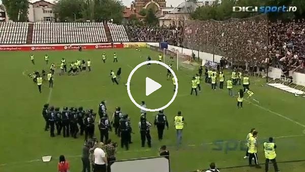 Steaua taraftarı futbolculara kızdı, ortalığı savaş alanına çevirdi..