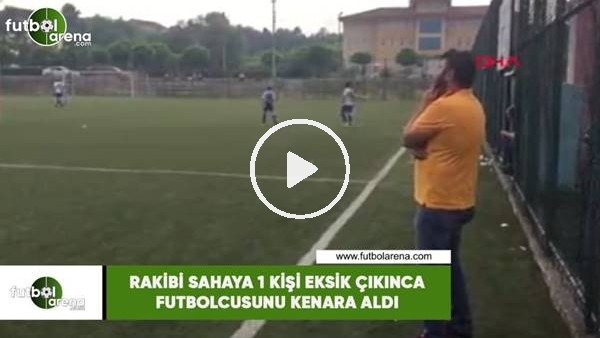 Rakibi sahaya 1 kişi eksik çıkınca futbolcusunu kenara aldı