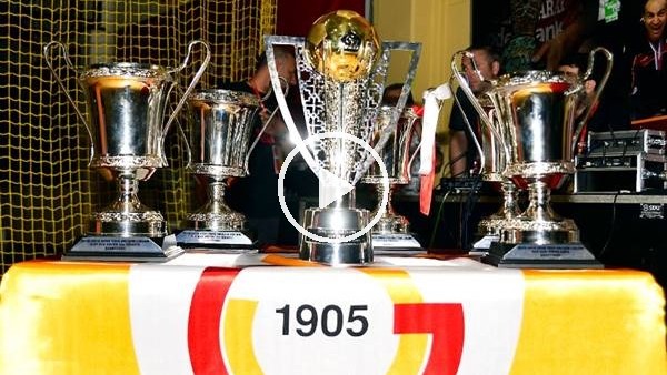 Galatasaray'ın kupaları divanda sergilendi