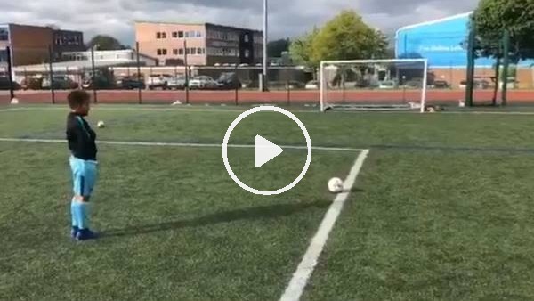 Minik yetenek 3 kez topu direğe vurup oyun konsolununu kaptıı