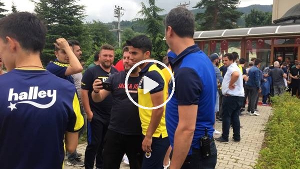 Fenerbahçeli futbolculara Cuma namazı çıkışı yoğun ilgi