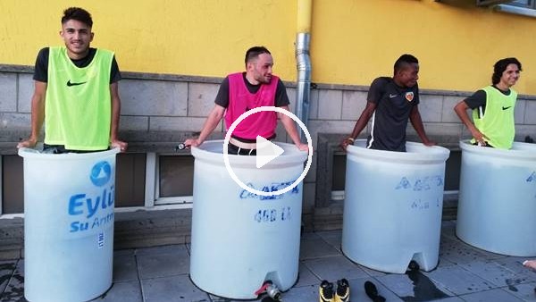Kayserisporlu futbolcuların antrenman sonrası buz keyfi
