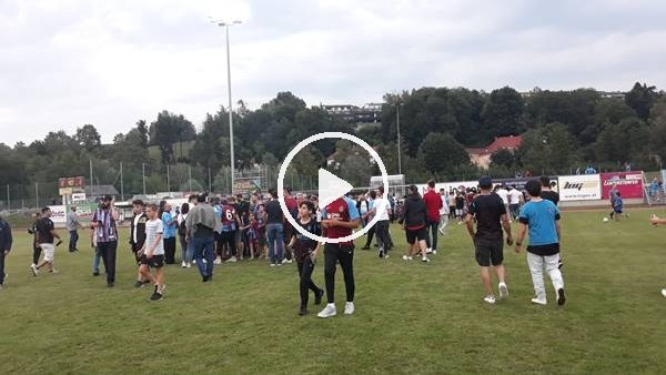 Trabzonspor-Parma maçında sahaya taraftar girdi