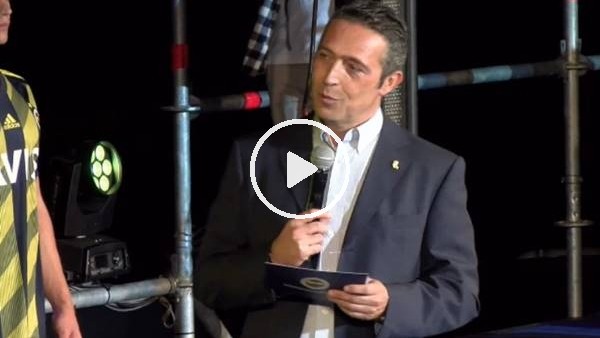 Ali Koç, Emre'yi özel olarak anons etti ve alkışlattırdı