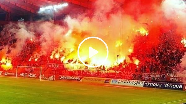 Olympiakos taraftarından muhteşem tribün şov