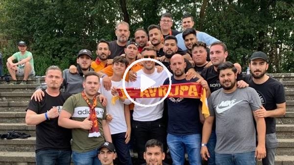 Podolski, Galatasaray taraftarıyla bir arada