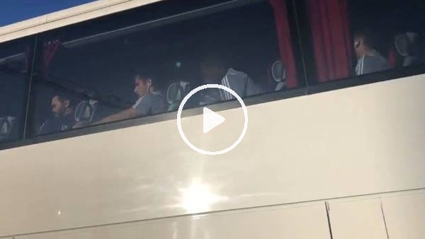 Olympiakos'ta takımı taşıyan otobüs trafikte kaldı