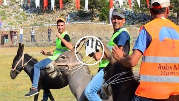 Eşek sırtında futbol maçı yaptılar