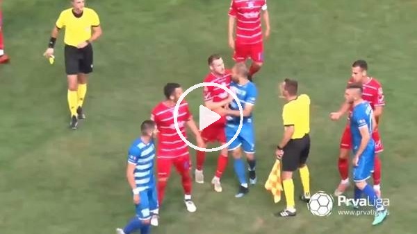 Sakatlanan oyuncu yerde yatarken gol atınca saha karıştı...