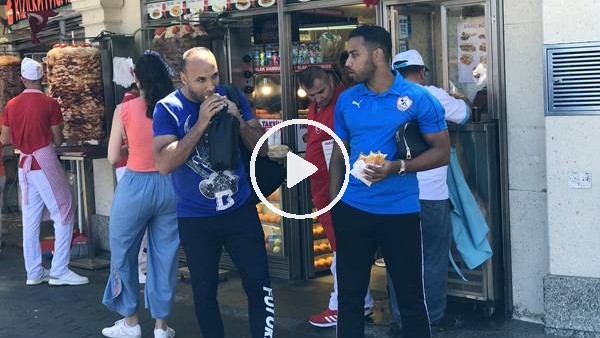 Liverpool ve Chelsea taraftarları Taksim'de gezip döner yedi