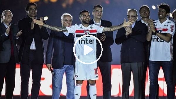 Dani Alves, 45 bin taraftar önünde imzayı attı