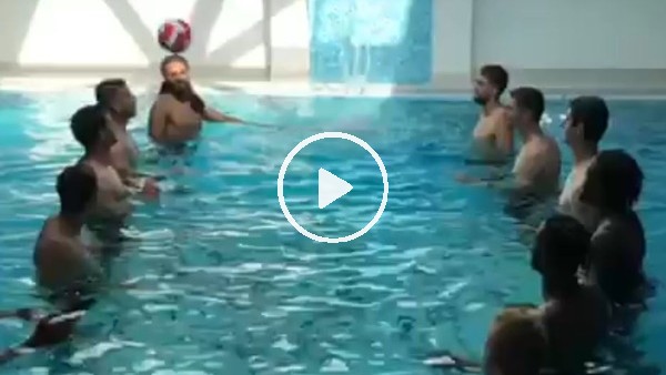 Belçikalı futbolculardan havuzda şov