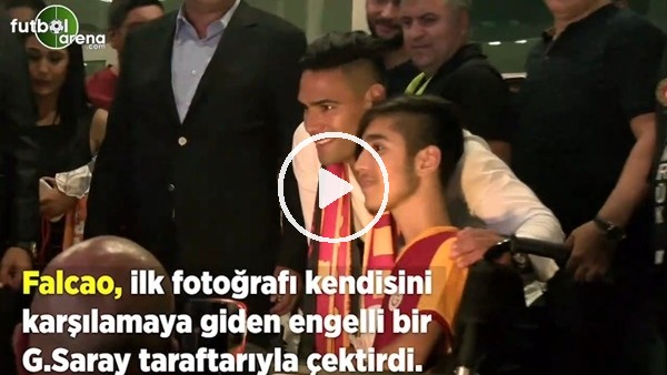 Falcao, ilk fotoğrafını kendisini karşılamaya giden engelli bir Galatasaray taraftarıyla çektirdi