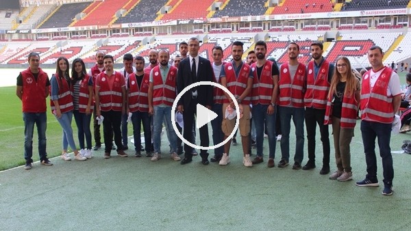 Beşiktaş maçı öncesi gönüllü gençler stadı temizledi