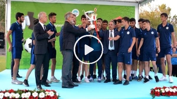 Amatör futbol kulüplerine malzeme yardımı yapıldı