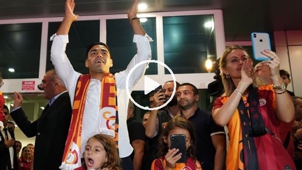 Galatasaray taraftarı istedi; Falcao'nun eşi Lorelei Taron üçlü çektirdi
