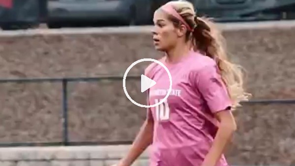 Kadın futbolcu rakibinin aklını aldı...