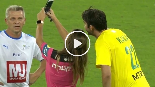 Kadın hakem, Kaka'ya önce sarı kart verdi sonra selfie çekti