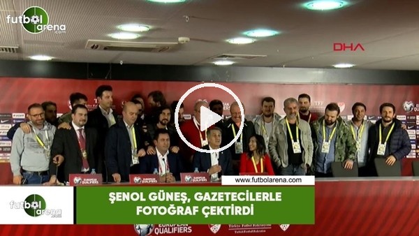 Şenol Güneş, gazetecilerle fotoğraf çektirdi