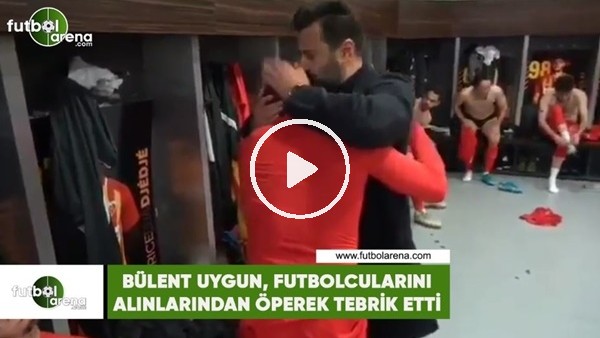 Bülent Uygun, futbolcularını alınlarından öperek tebrik etti