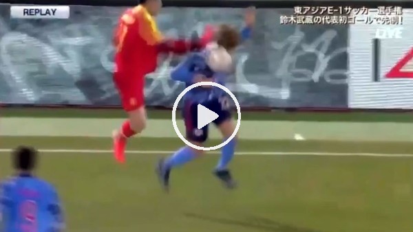 Rakibinin kafasına tekme attı! hakem sarı kart verdi..