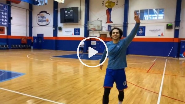  Shane Larkin, bu kez basketi ayağıyla attı