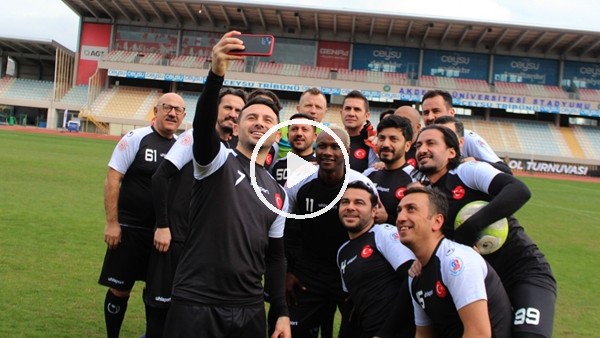 Suriyeli gençler, eski ünlü futbolcularla gösteri maçına çıktı