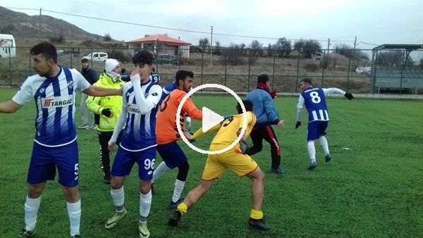 Futbolcuların kavgasını polis havaya ateş açarak sonlandırdı