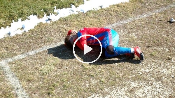 Stadyum dışından atılan taş, futbolcuyu yaraladı