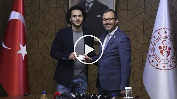 Bakan Kasapoğlu, Shane Larkin'e TC kimlik kartını verdi