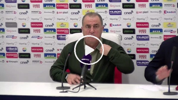 Basın toplantı odasında geçiş yeri dar olunca Fatih Terim: Masının üstünden geçek lazım