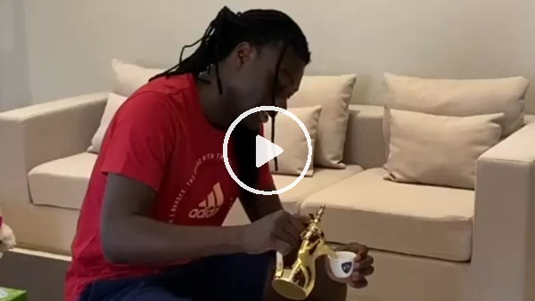 Gomis'ten #StayAtHomeChallenge akımına değişik bakış açısı