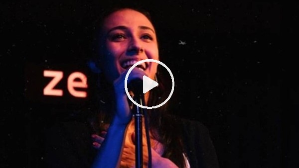 Simge Aköz, evde kalanlara moral vermek için şarkı söyledi
