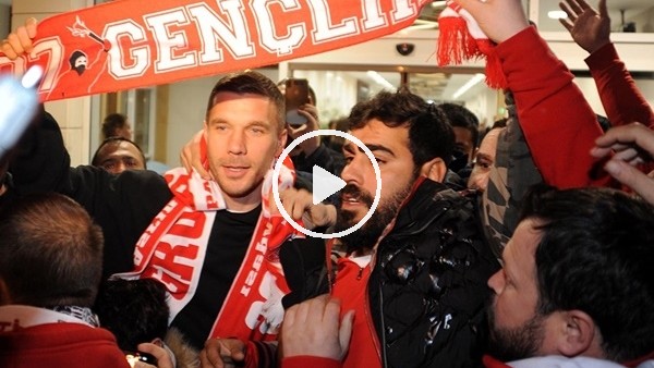 Podolski'den turistlere çağrı: "Türkiye güvenli tatile gelin"