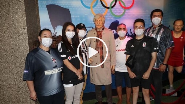 Beşiktaşlı taraftarlardan Süleyman Seba'nın balmumu heykeline ziyaret